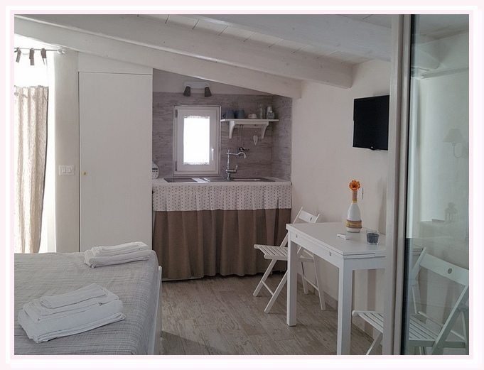 camera-matrimoniale-sole-bed and breakfast-cielididante-conversano-2-letto-travi-bianche